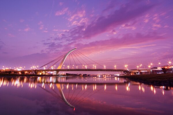 Sonnenuntergang am Abend über einer Brücke in Taiwan