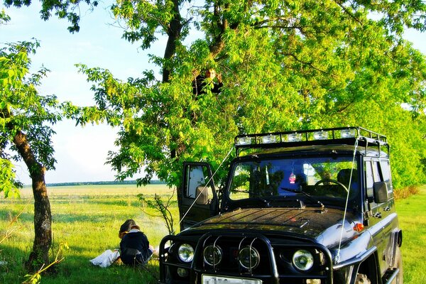 Jeep latem na pikniku na łonie natury