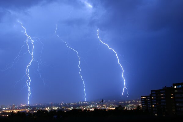 Descarga de rayos en el cielo nocturno