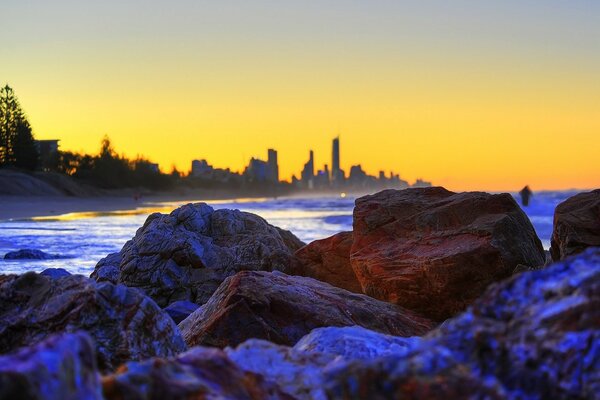 Rocas cerca del agua en Sydney al atardecer