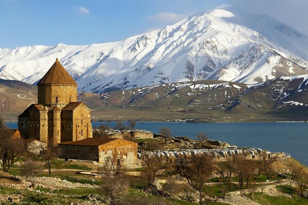 Armenische Kirche in Kurdistan vor dem Hintergrund der Hügel