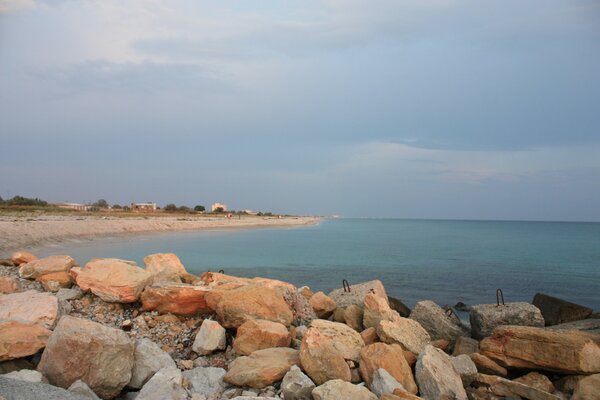 Meer mit steinigem Strand