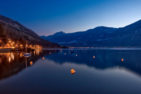 Lac Suisse de nuit entre les montagnes