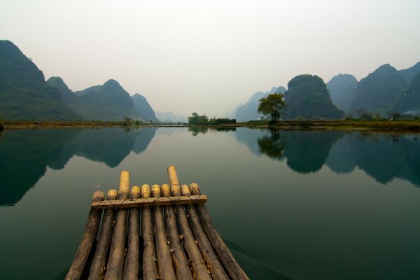 Barco en un lago tranquilo en China