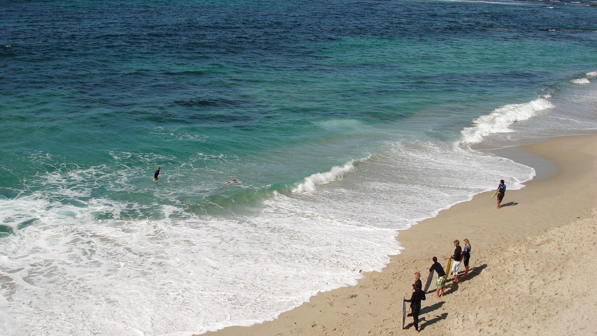 plage sable mer vagues gens