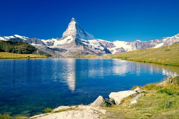 Lago limpio en el fondo de la alta montaña