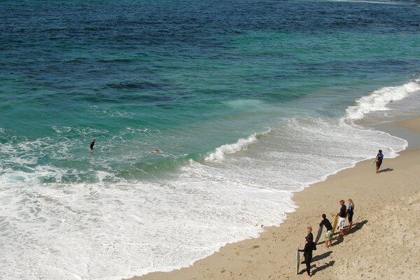 La belleza de las olas del mar y la arena dorada