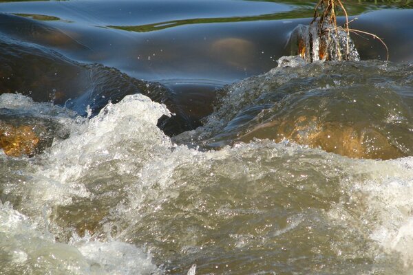 Der Fluss sprudelt zum Angeln