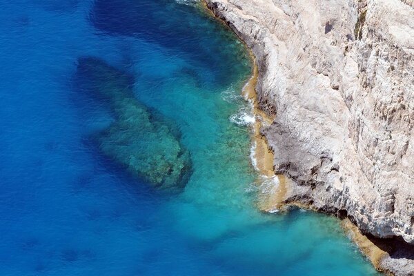 Paisaje del mar en altos acantilados