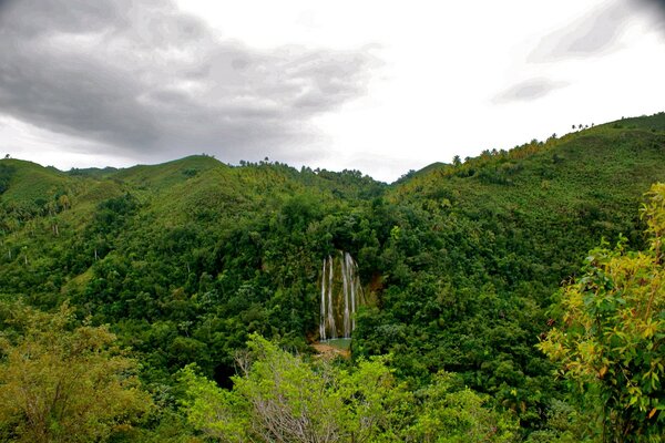 Cascada en la selva en medio de las nubes