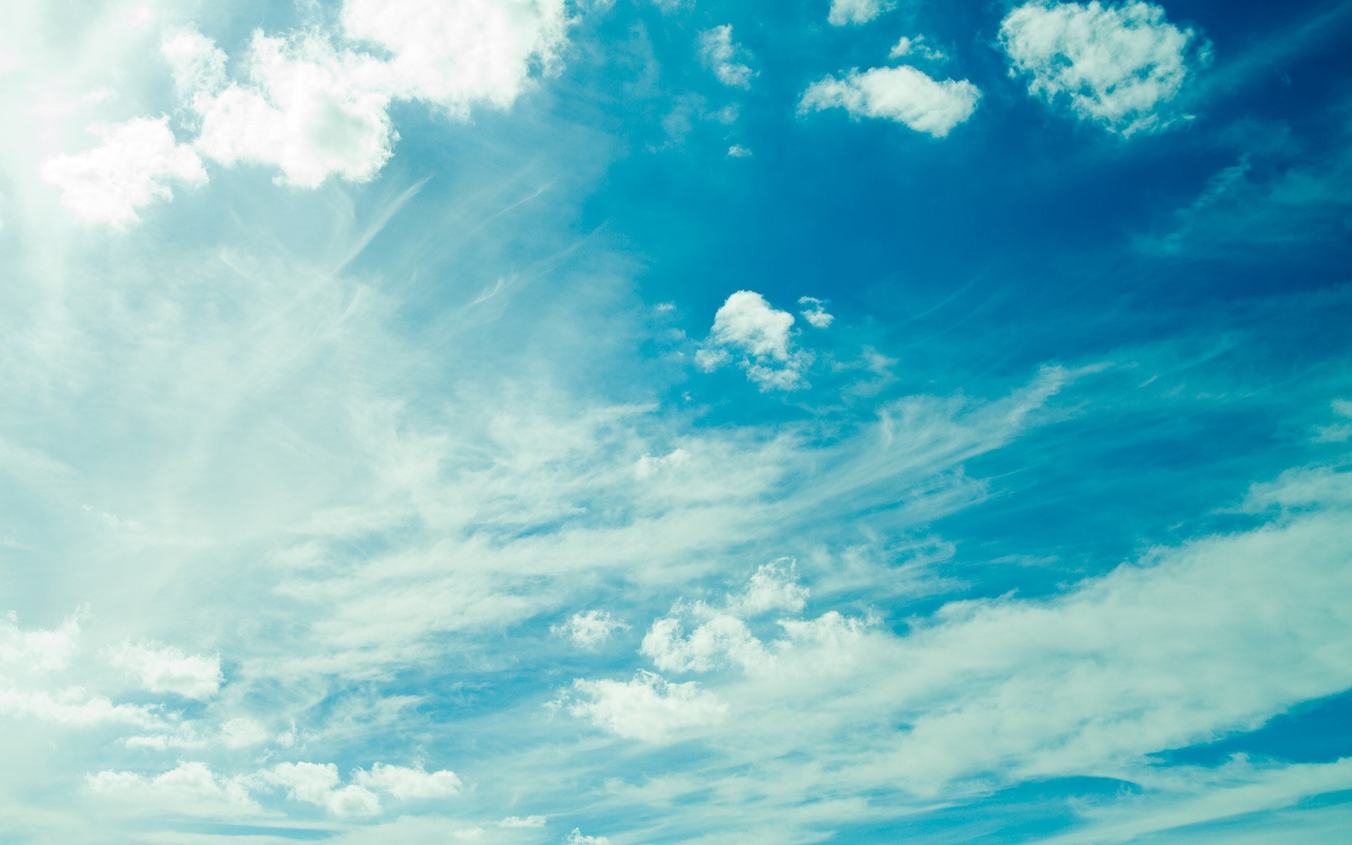 ciel nuages lumière bleu