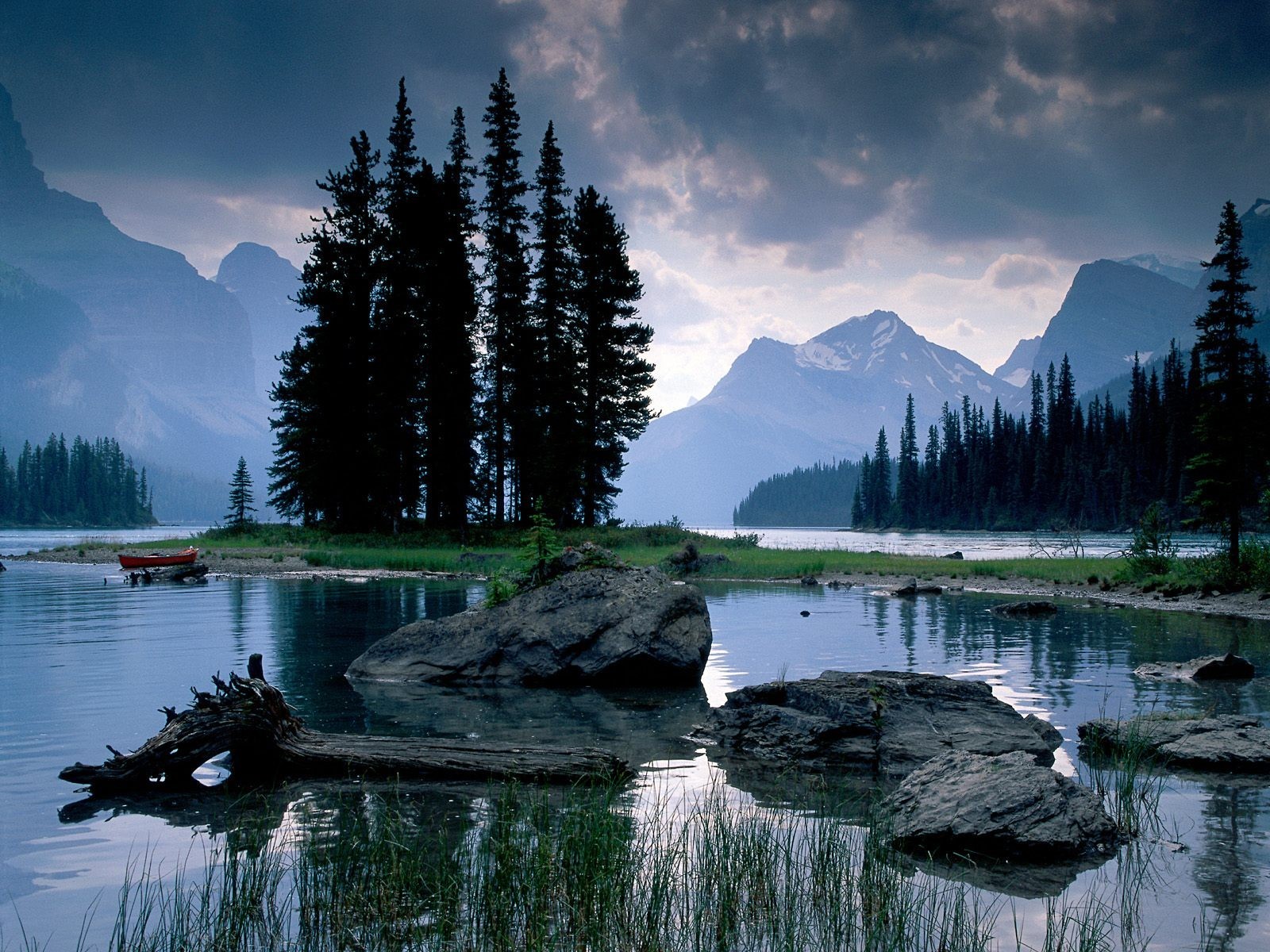 montagne pietre lago