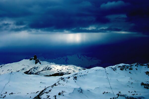 Colline invernali e cielo blu serale