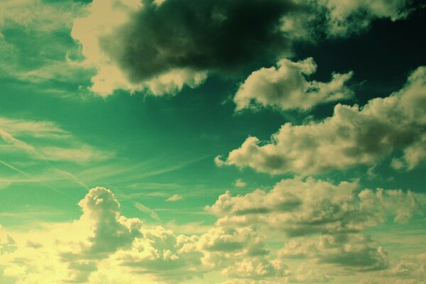 Grüner Himmel mit weißen Wolken