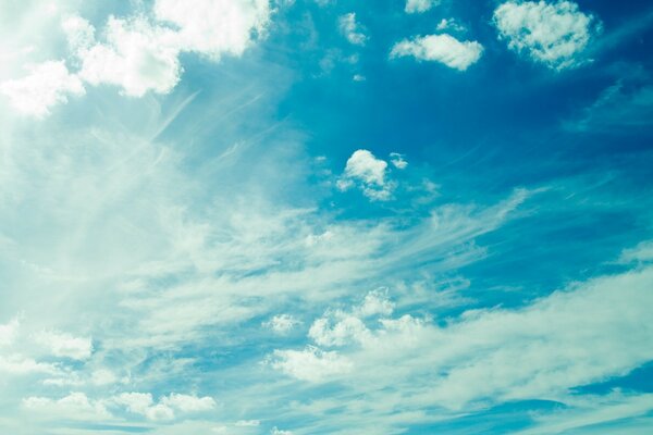 Luz en el cielo azul con nubes