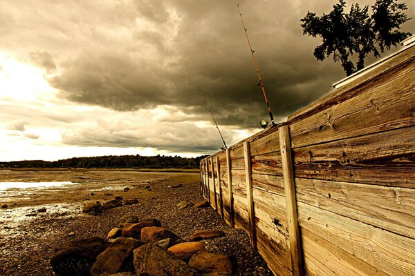 Angeln am Meer hinter dem Zaun