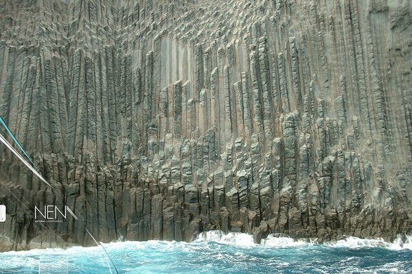 Les vagues se jetaient sur de grosses pierres