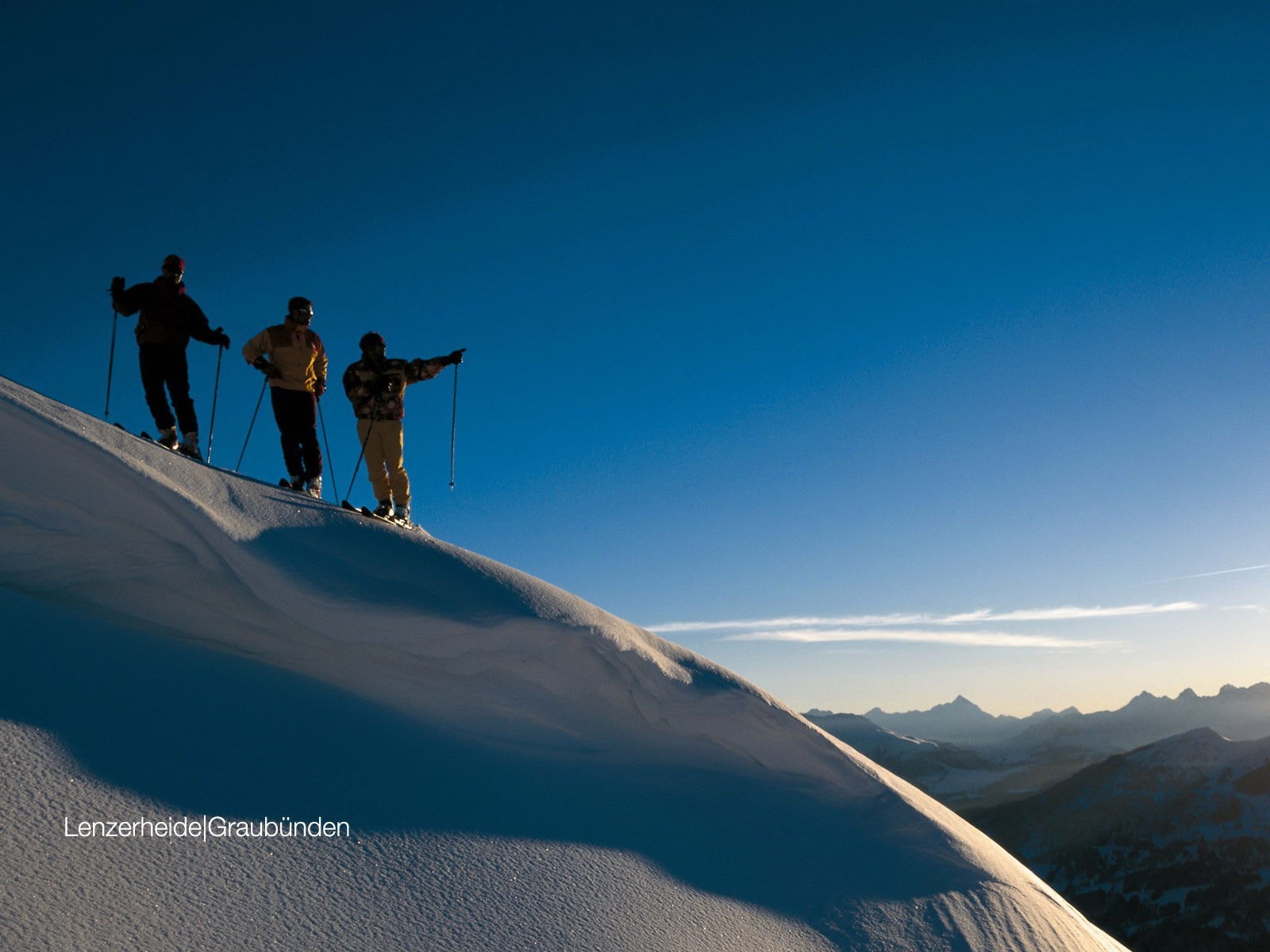 sciatori montagne neve