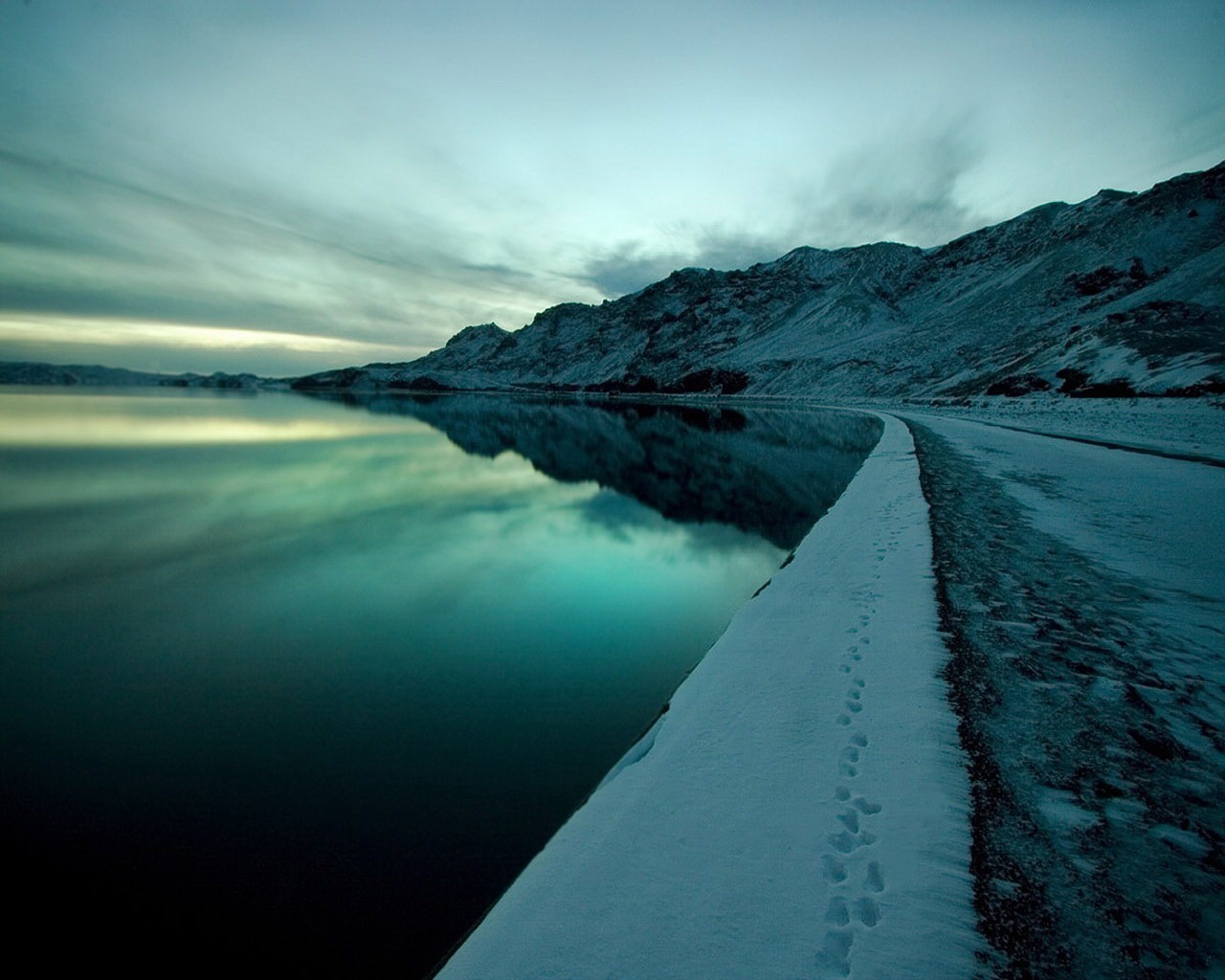 traces water snow