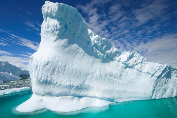 Iceberg de nieve en el agua