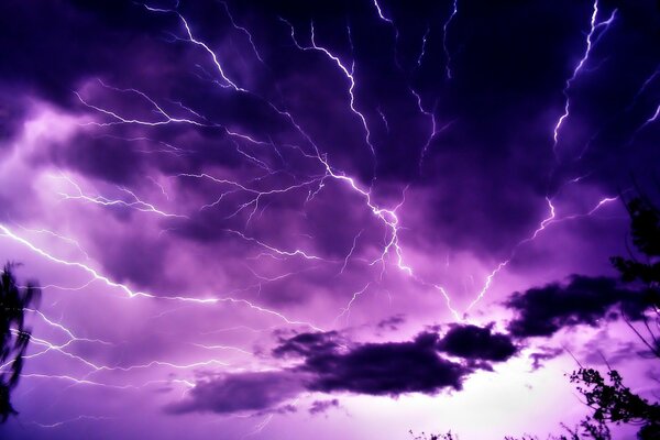 Erste Gewitter erster Blitz im Frühling