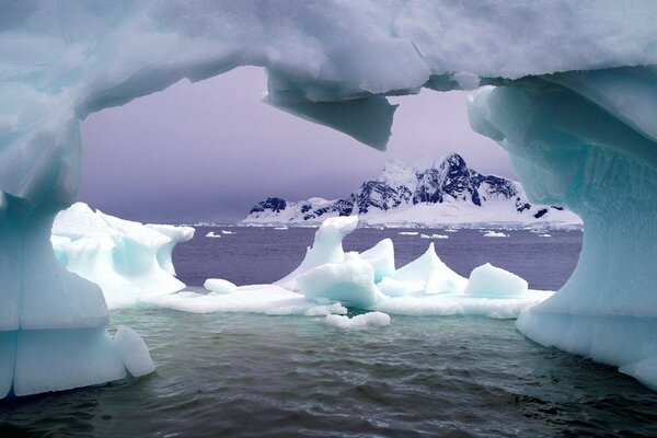 Montañas en el hielo sobre el mar