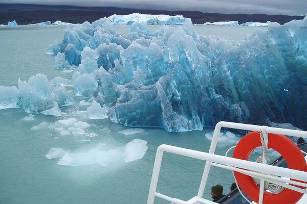 Blick auf den Eisberg vom Schiff