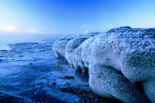 Die raue nördliche Landschaft ist der Rand des Eisbergs vor dem Hintergrund des Meeres