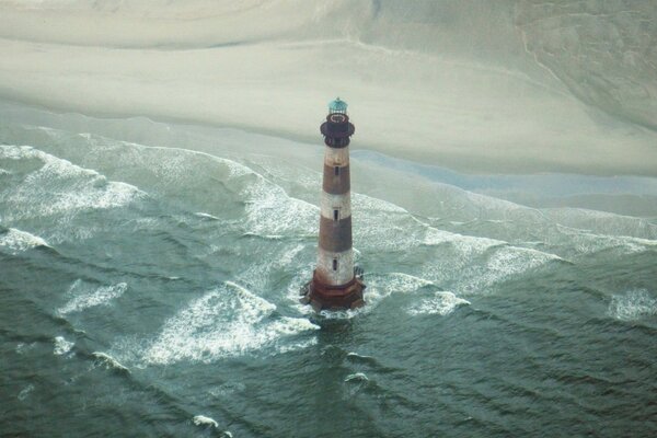 Faro abandonado en la orilla del mar