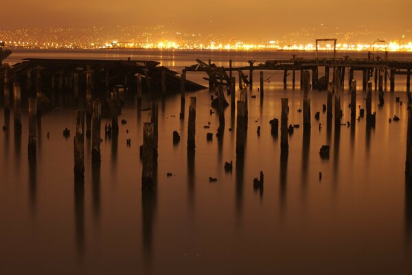 Luces nocturnas en el lago de la ciudad