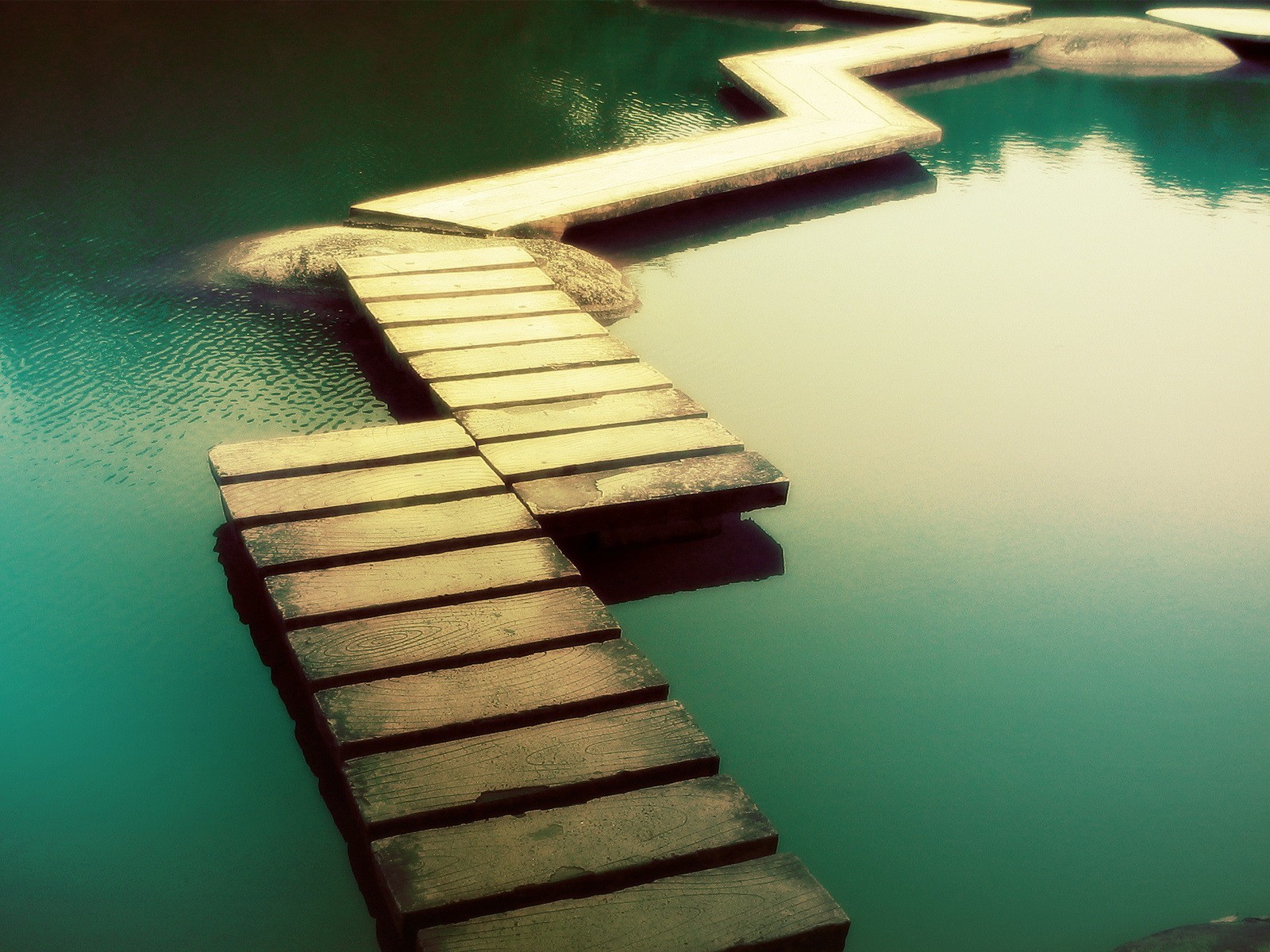 passerelle sentier eau vert