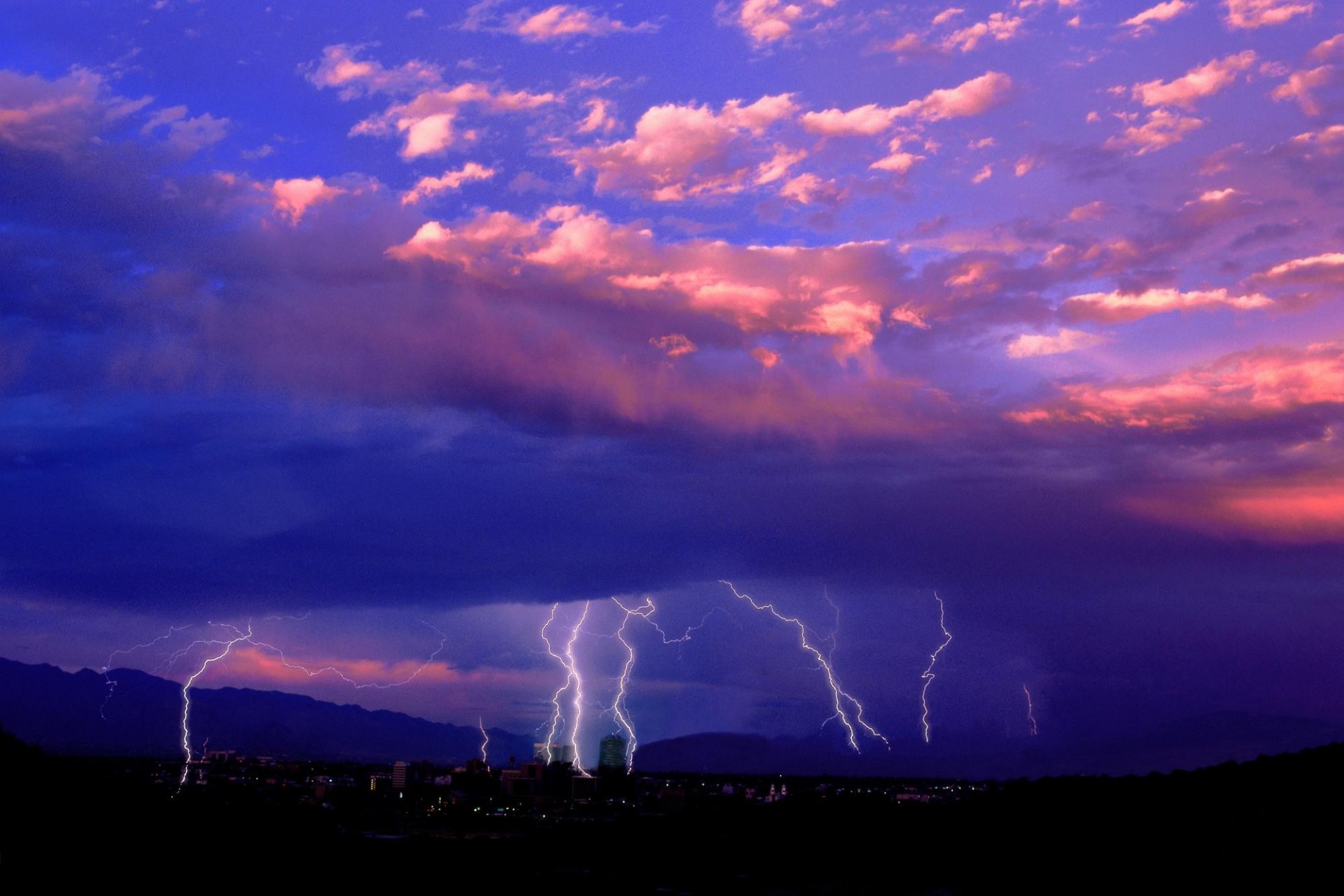 blitz stadt wolken