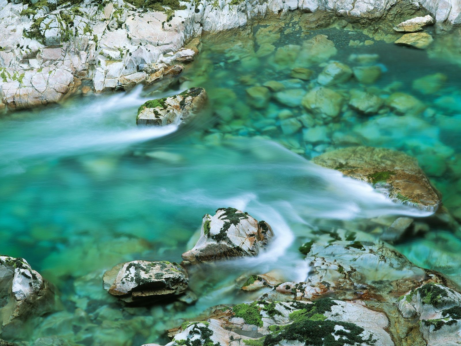 piedras agua corriente río