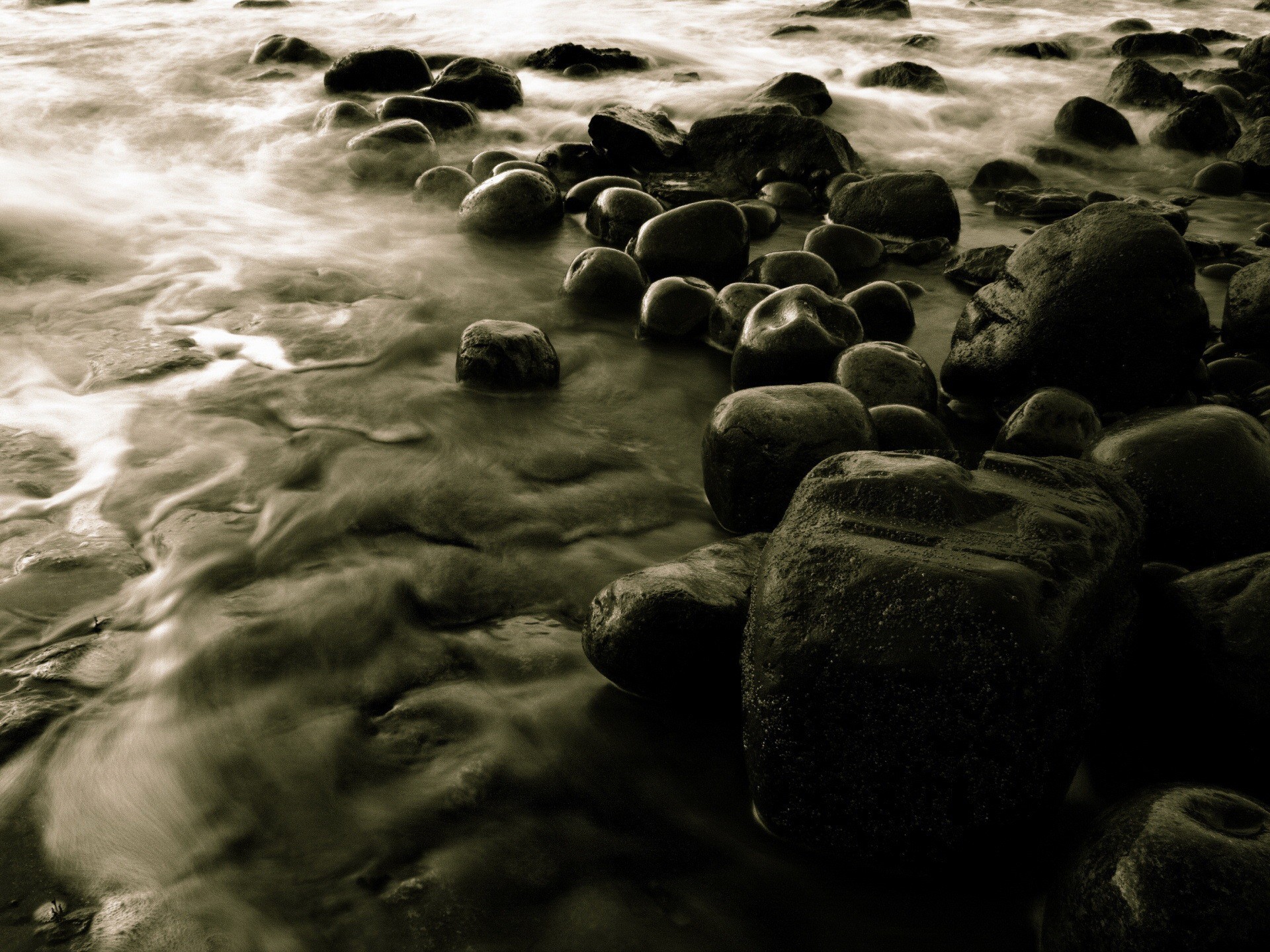 piedras agua gris