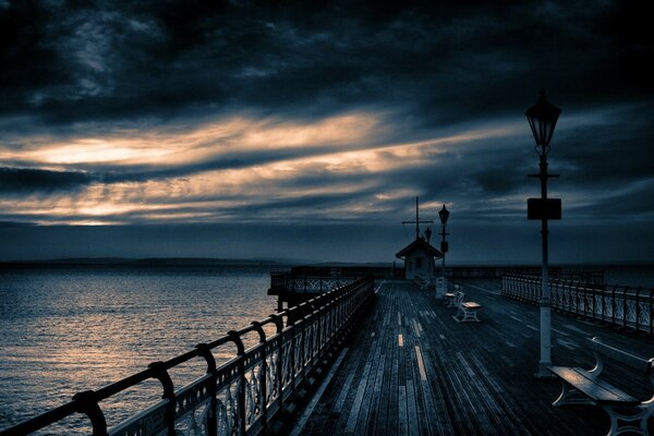 Jetée de nuit ciel sombre et sombre