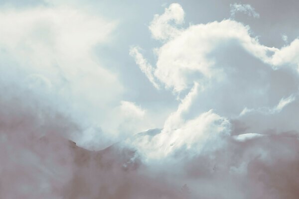 Leichte Wolken im Bergland