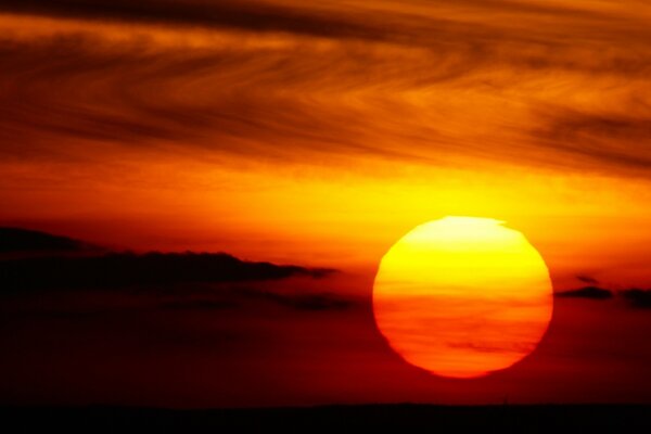 Soleil couchant parmi les nuages Cirrus