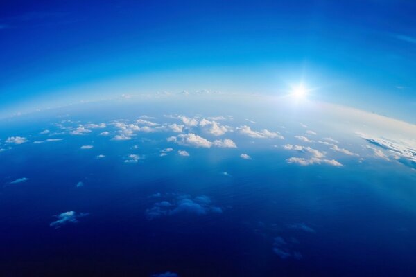 Nubes blancas en el cielo azul