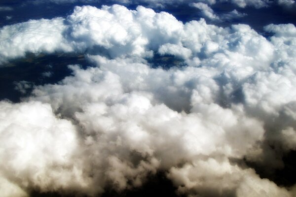 Nuvole spesse e cielo blu