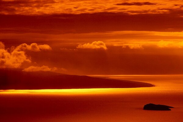 Mer rouge sous un ciel rouge sang