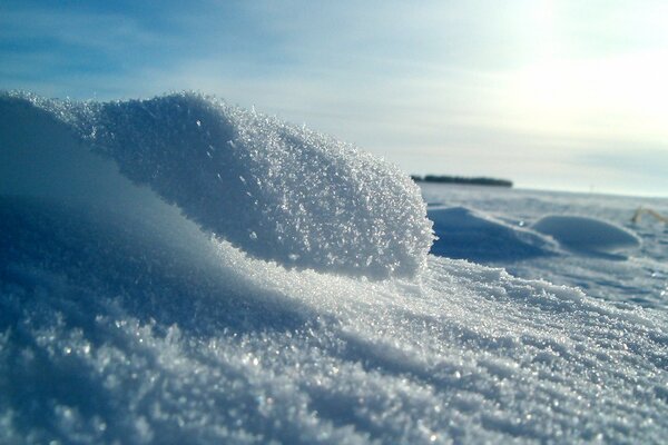 The snow crystals shine like diamonds