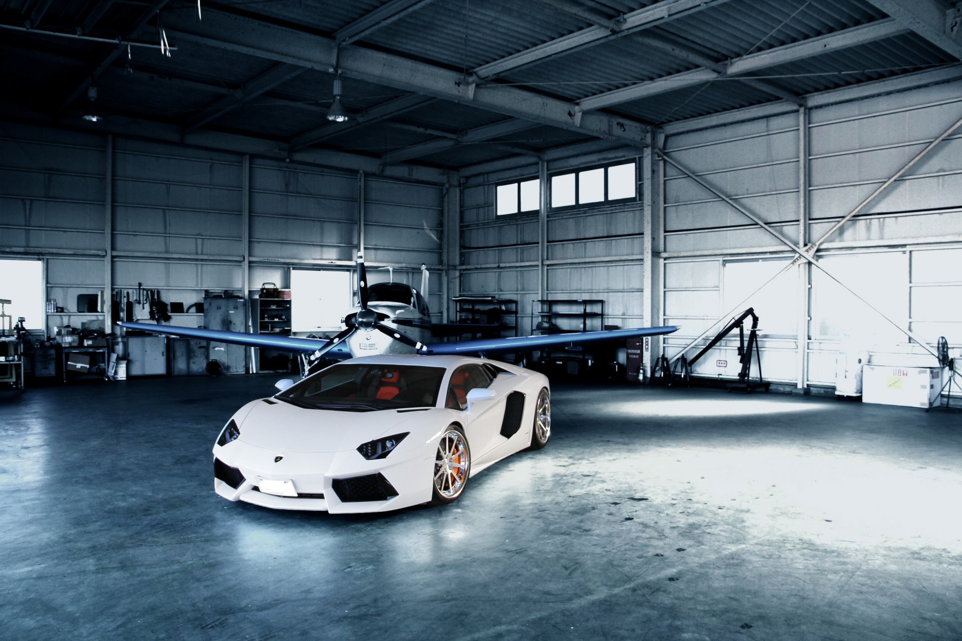 lamborghini aventador lp700-4 blanc lamborghini aventador hangar avion réflexion