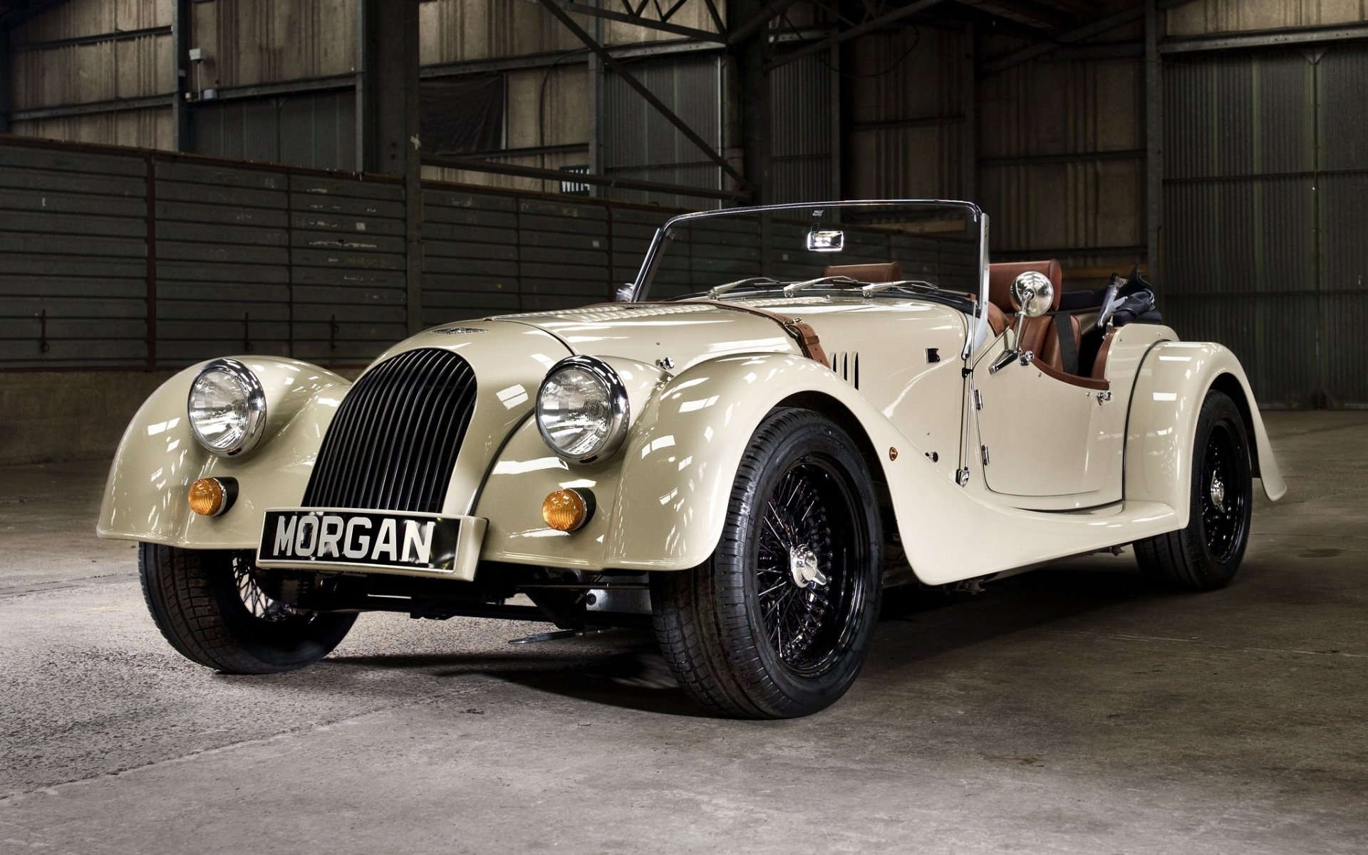 morgan roadster 2004 biały przód supersamochód hangar tło