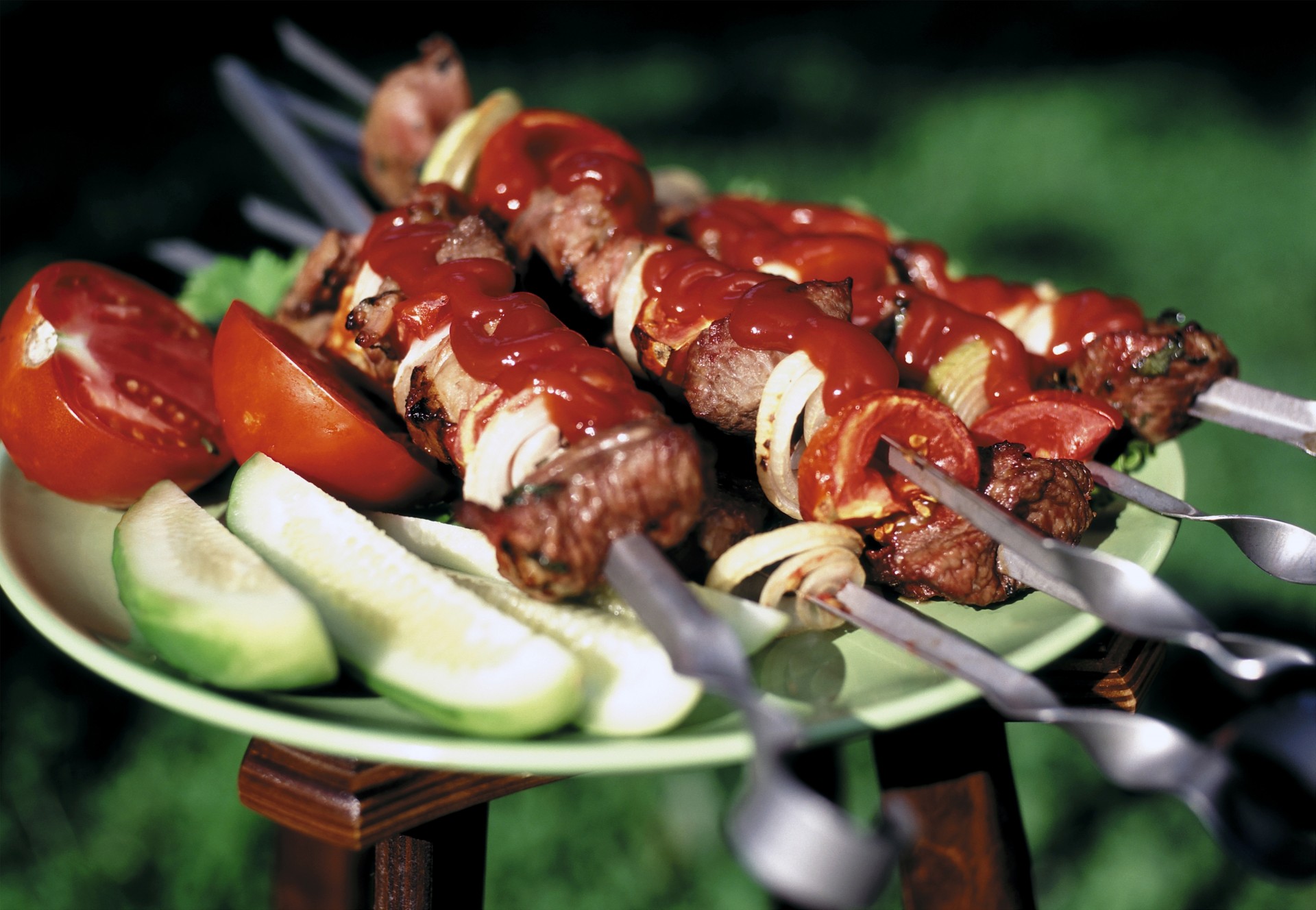 ketchup comida pinchos gas 24 kebabs pepinos carne