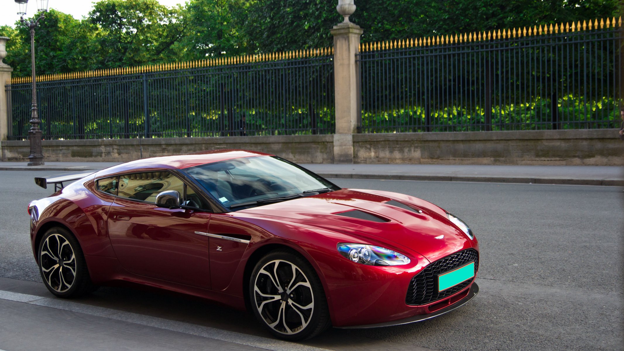 aston martin v12 zagato красные суперкар франция париж