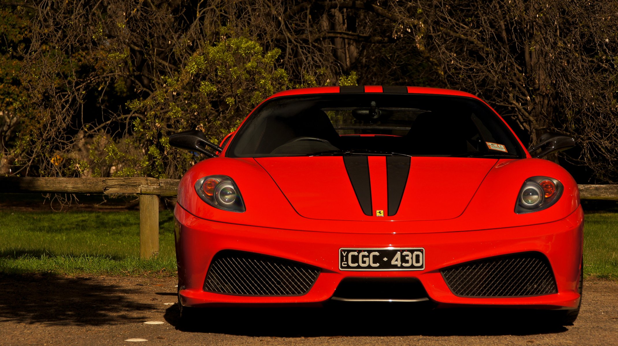 ferrari f430 scuderia rojo superdeportivo frente cerca árboles