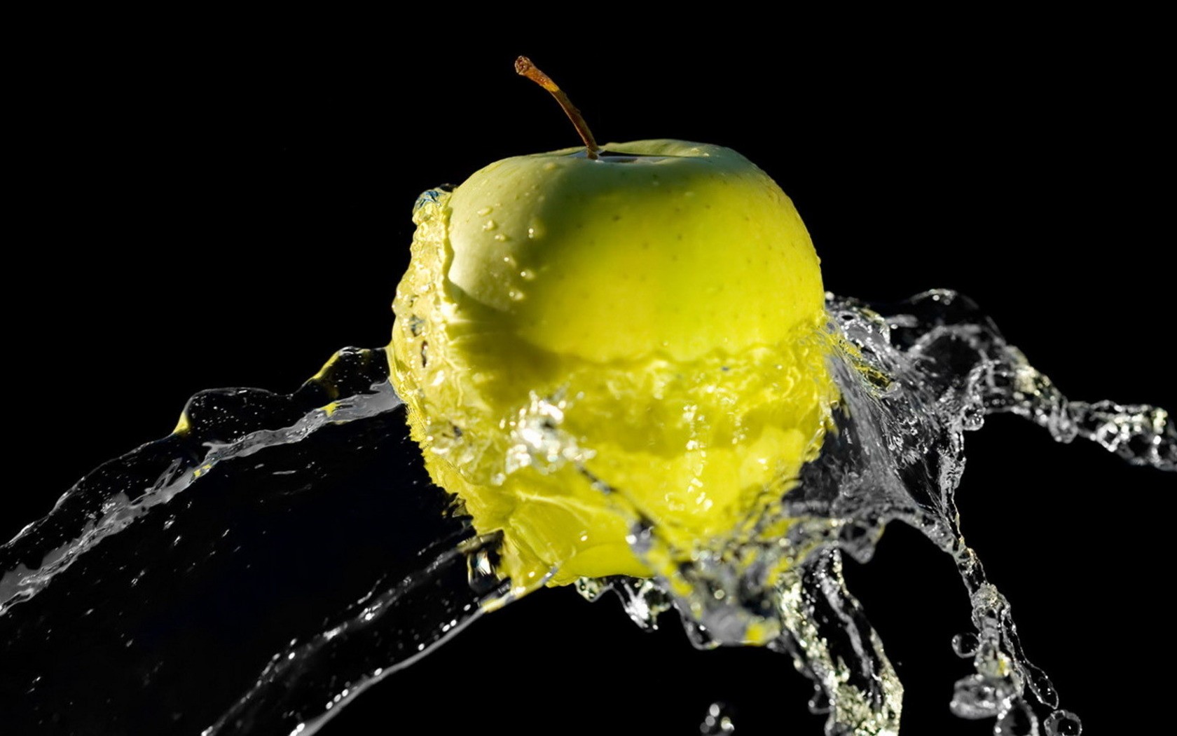 pomme eau éclaboussures fond noir