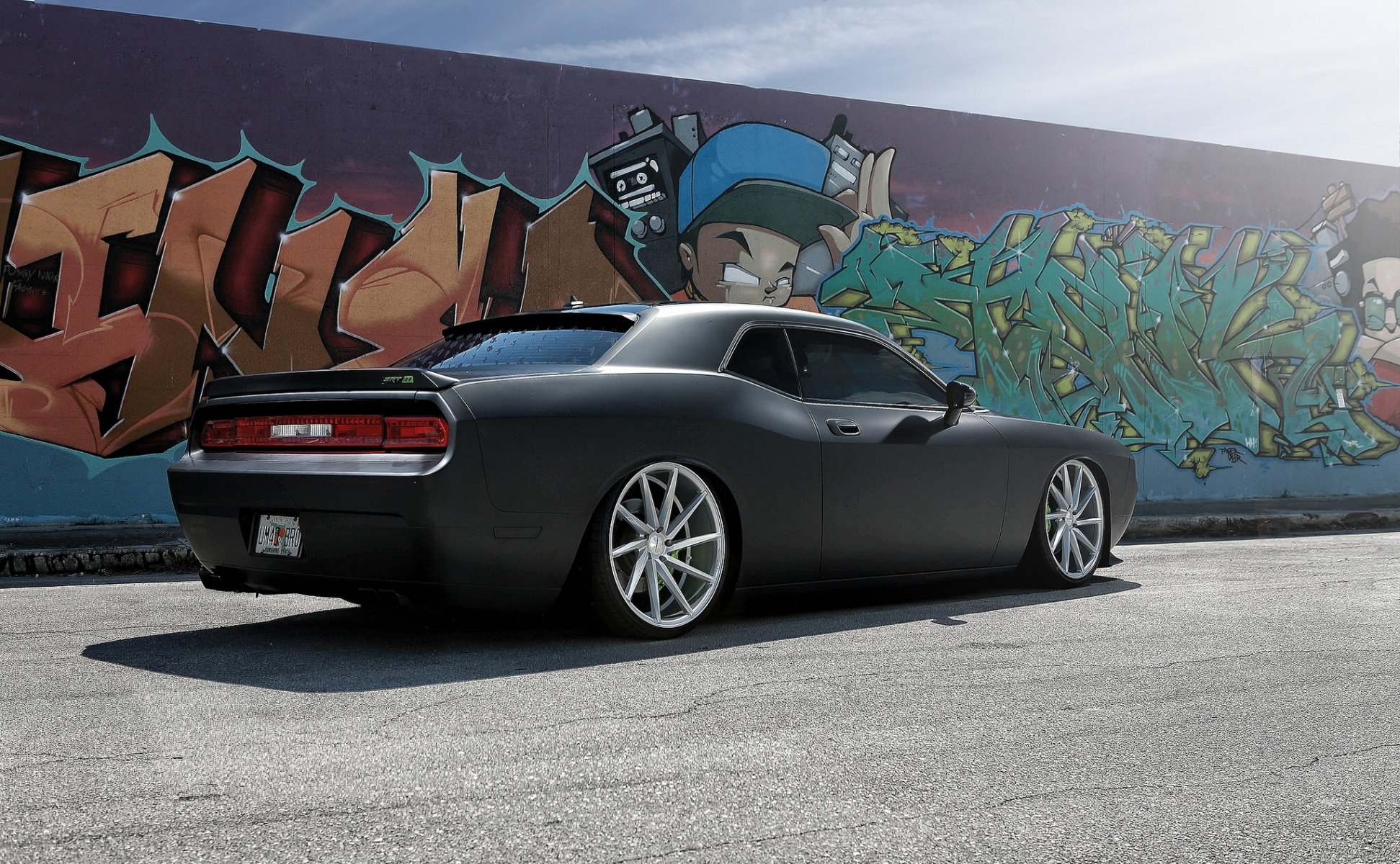 dodge challenger srt8 esquiver challenger srt8 graffiti mur