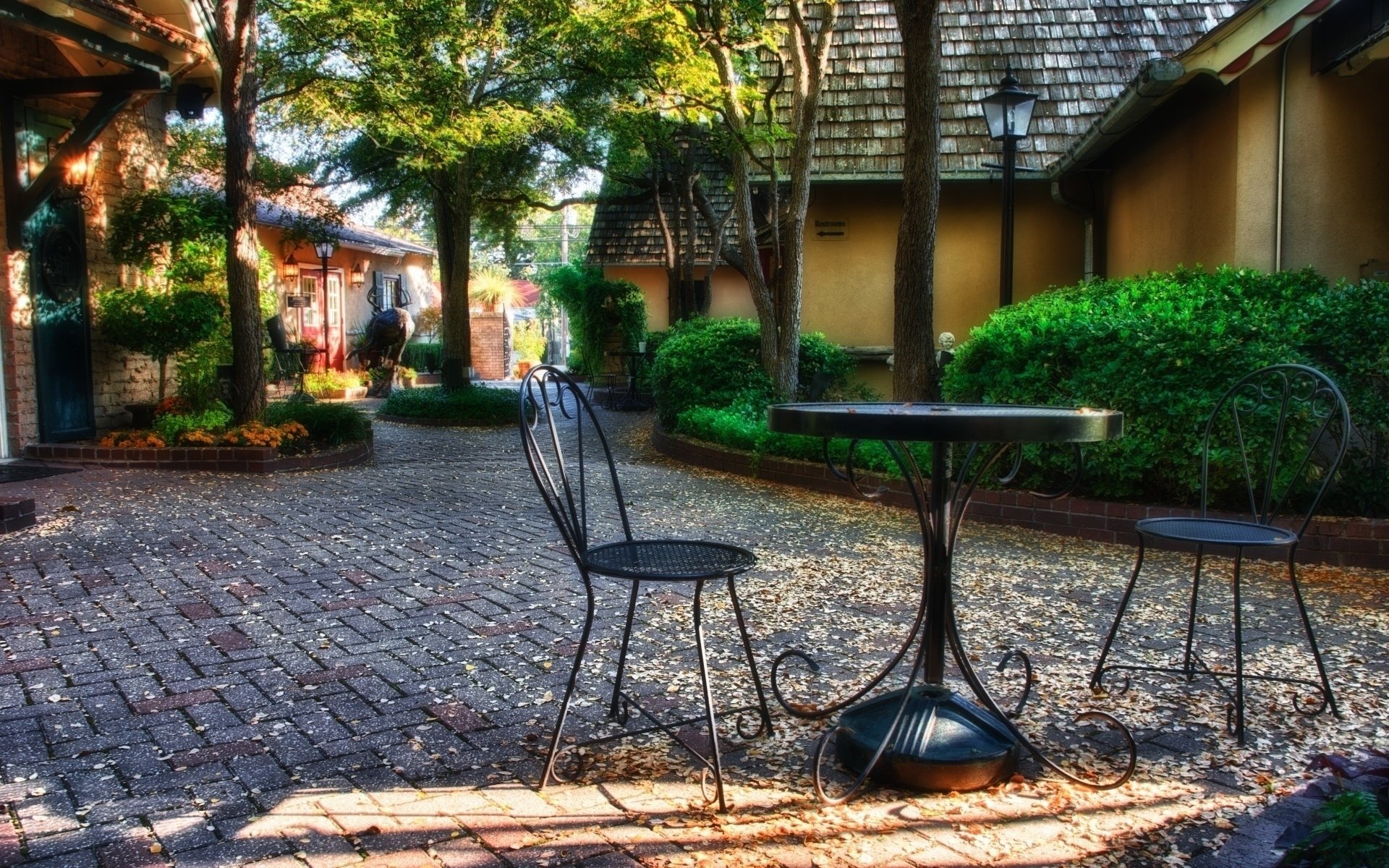 park herbst pflanzen tisch stühle skulpturen häuser