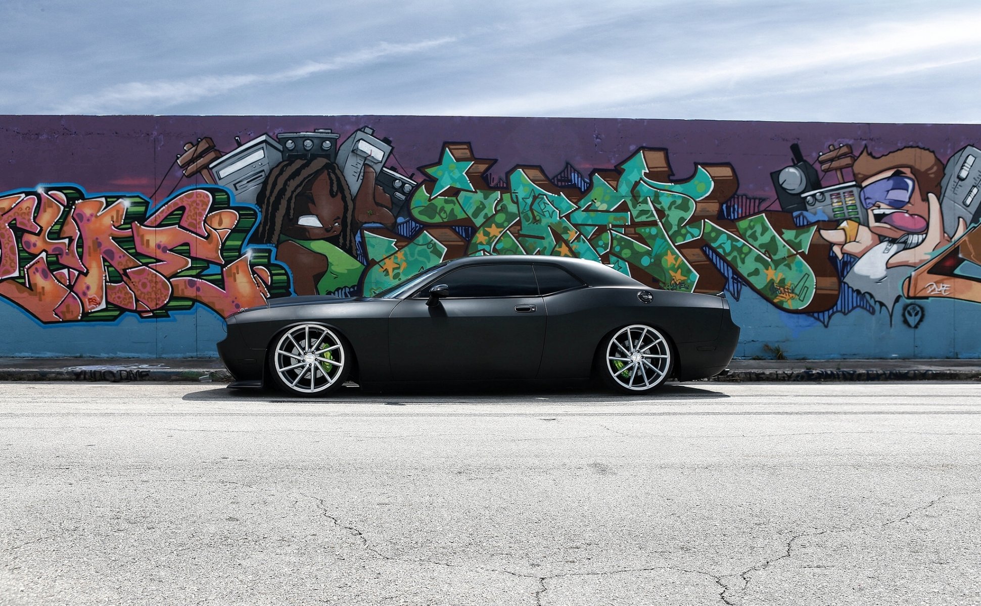 dodge challenger srt8 esquiver challenger srt8 graffiti mur